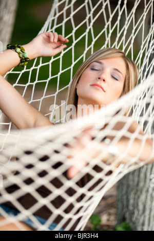 Ragazza adolescente in una amaca sleeping Foto Stock