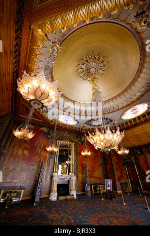 I lampadari ornamentali e camino della sala della musica nella Royal Pavilion, Brighton East Sussex Regno Unito. Foto Stock