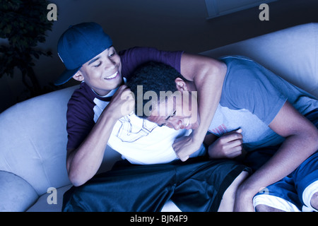 Due ragazzi adolescenti mangiando snack Foto Stock