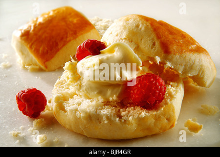 Tradizionale britannico focaccine dolci, clotted cream e lamponi freschi Foto Stock