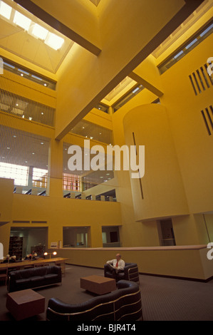 Atrio Interno del San Antonio Central Library edificio progettato dall architetto Messicano Ricardo Legorreta, San Antonio, Texas Foto Stock