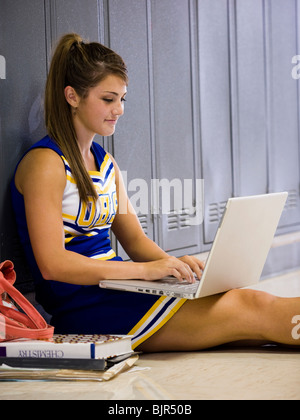 Cheerleader in un corridoio di scuola Foto Stock