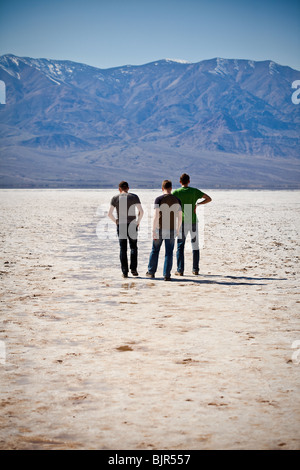 I turisti stand su sale essiccato depositi al bacino Badwater, il punto più basso sulla terra nel Parco Nazionale della Valle della Morte, Nevada, USA Foto Stock