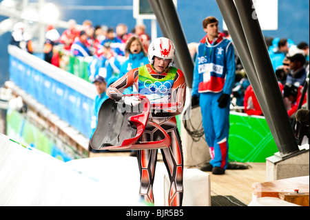 Si tratta di un immagine di un canadese womens luge atleta cross finitura a olimpiadi invernali 2010. Foto Stock