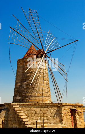 Maria Stella salina windmill, Trapani, Sicilia Foto Stock