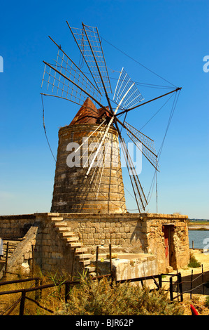 Maria Stella salina windmill, Trapani, Sicilia Foto Stock