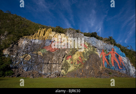 Mural de la Prehistoria, Dos Hermanas Mogote, Vinales Valley, Pinar Del Rio Provincia, Cuba Foto Stock