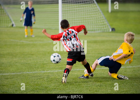 I giovani giocatori di calcio Foto Stock