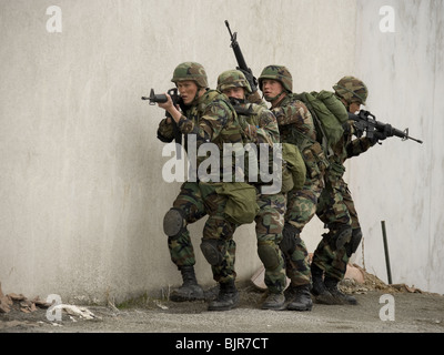 Soldati armi di puntamento Foto Stock
