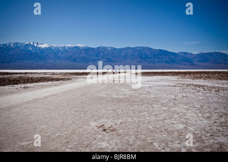 I turisti stand su sale essiccato depositi al bacino Badwater, il punto più basso sulla terra nel Parco Nazionale della Valle della Morte, Nevada, USA Foto Stock