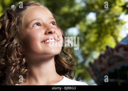 Ragazza in posa di parco divertimenti Foto Stock