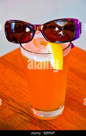Il pupazzo di neve di vetro Heffeweizen o frumento Ale con occhiali da sole e la fetta di limone Foto Stock