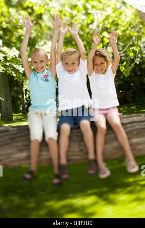 Tre bambini a braccetto Foto Stock