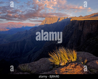 Vista delle alte cime delle montagne Drakensberg, Sud Africa Foto Stock