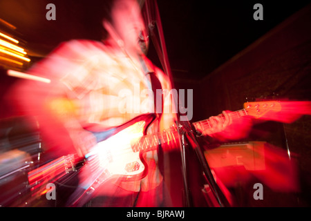 Stati Uniti d'America, Utah, Provo, uomo suonare la chitarra elettrica Foto Stock