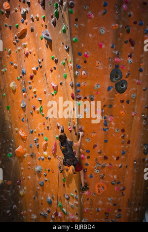 Stati Uniti d'America, Utah, Sandy, ragazzo (12-13) sulla coperta parete di arrampicata Foto Stock