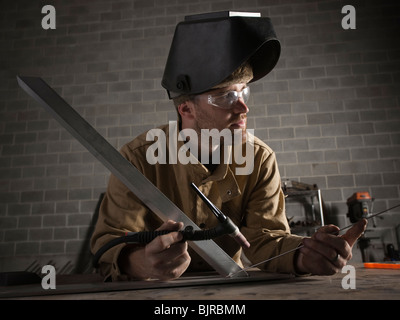 Stati Uniti d'America, Utah, Orem, maschio saldatore in officina Foto Stock