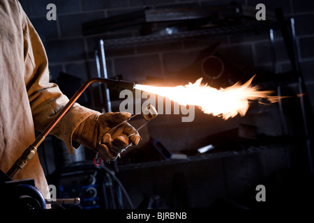 Stati Uniti d'America, Utah, Orem, maschio saldatore con cannello in officina Foto Stock