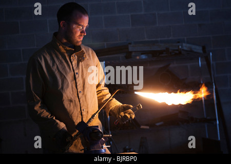 Stati Uniti d'America, Utah, Orem, maschio saldatore con cannello in officina Foto Stock