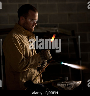 Stati Uniti d'America, Utah, Orem, maschio saldatore con cannello in officina Foto Stock