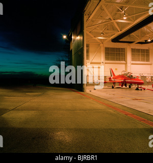 Red BAE Systems Hawk jet delle frecce rosse aerobatic team è parcheggiato in hangar per la notte a base di RAF Scampton a. Foto Stock