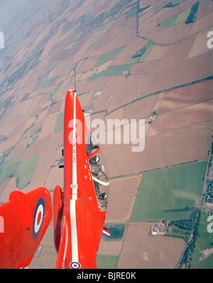 Due frecce rosse Hawks e salire verticalmente ad anello a livello sub-sonic velocità durante un ISP (in stagione pratica) sopra i campi di Lincolnshire. Foto Stock