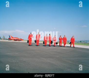 RAF aerobatic frecce rosse i piloti a piedi in linea dal loro aviogetti Hawk dopo un altro successo display. Foto Stock