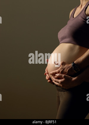 Uomo di toccare la gravidanza womans stomaco Foto Stock