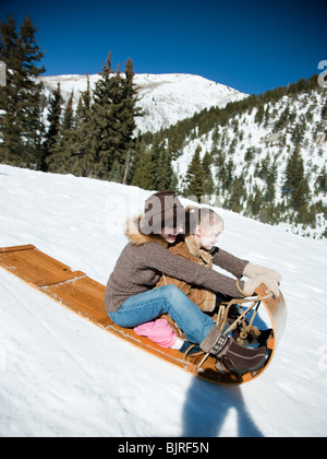 Stati Uniti d'America, Utah, grandi pioppi neri americani Canyon, madre e figlia (8-9) slittino in montagna Foto Stock