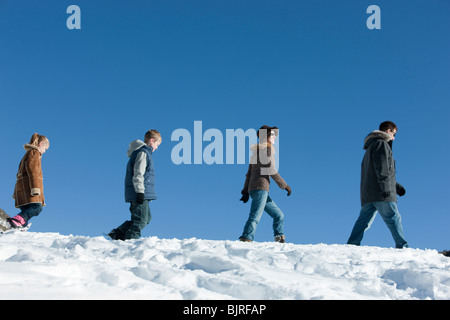 Stati Uniti d'America, Utah, grandi pioppi neri americani Canyon, famiglia a piedi nella neve Foto Stock