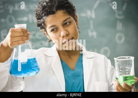 Scienziato miscelazione di prodotti chimici Foto Stock