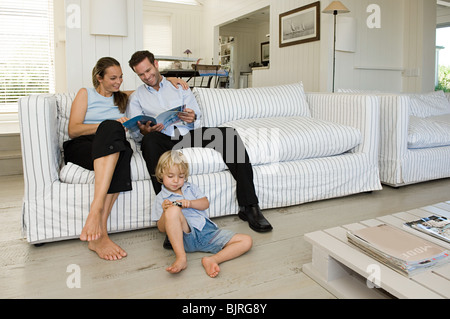 Famiglia che si distende Foto Stock