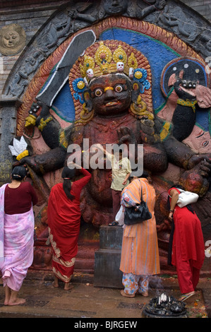 Immagine di pietra di Kala (nero) Bhairab in Durbar Square, Kathmandu, Nepal Foto Stock