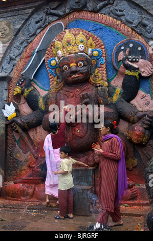 Immagine di pietra di Kala (nero) Bhairab in Durbar Square, Kathmandu, Nepal Foto Stock