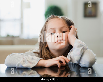 Stati Uniti d'America, Utah, Alpine, Ritratto di ragazza (8-9) con testa in mani Foto Stock