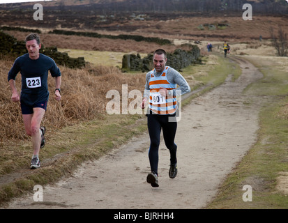 Corridori della Maratona nel Parco Nazionale di Peak District Derbyshire Inghilterra Foto Stock