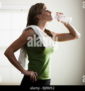 Stati Uniti d'America, Utah, Orem, giovane donna acqua potabile dopo esercizio Foto Stock