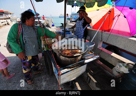 Cibo di strada il venditore ed il compratore a Pattaya, Thailandia Foto Stock
