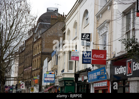 Clapham High Street con di lasciare segni sulla sbocchi commerciali Foto Stock