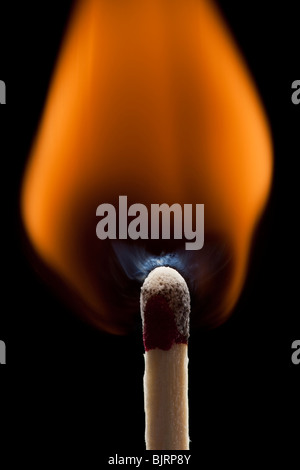Fiammifero bruciato su sfondo nero Foto Stock