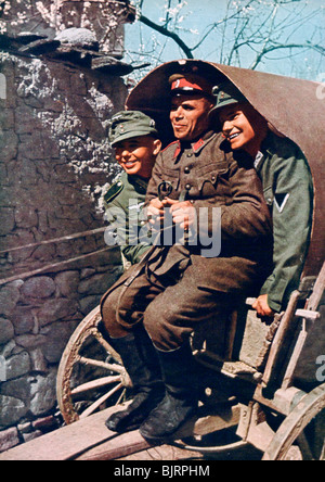 Tedesco truppe alpine in un carrello con un soldato bulgaro, Struma Valley, Bulgaria, 1941. Artista: sconosciuto Foto Stock