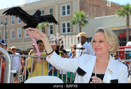 TIPPI HEDREN signora Madame Tussaud HOLLYWOOD PRE-APERTURA scoprimento di Alfred Hitchcock HOLLYWOOD Los Angeles CA USA 01 Luglio 2009 Foto Stock