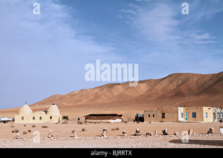 Insediamento beduino vicino a Bagdad Cafe 66 Nel deserto siriano. Foto Stock