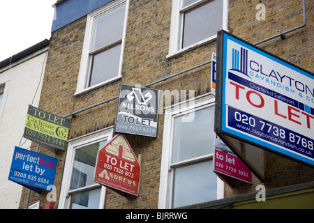 Clapham High Street con di lasciare segni sulla sbocchi commerciali Foto Stock