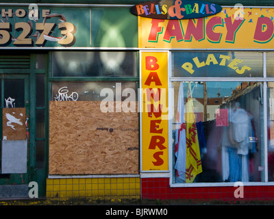 Eseguire all area di Bristol, Bedminster, con in disuso ed abbandonato negozi Foto Stock