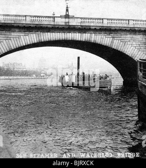 Un sistema di cottura a vapore passa sotto il ponte di Waterloo, London, nei primi anni del XX secolo. Artista: sconosciuto Foto Stock