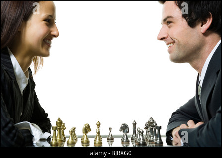 Uomo e donna che gioca a scacchi Foto Stock
