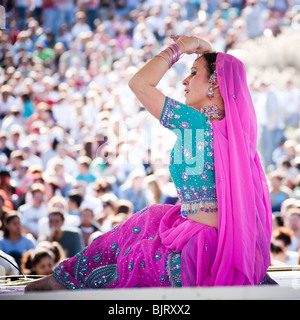 Stati Uniti d'America, Utah, Spagnolo forcella, metà adulto ballerino in abbigliamento tradizionale di eseguire sul palco Foto Stock