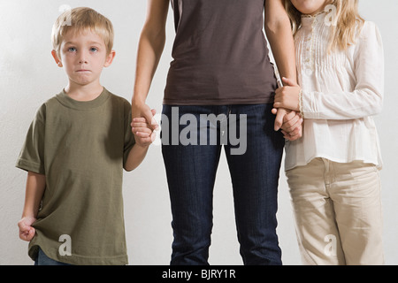 Bambini mantenendo le loro madri mano Foto Stock