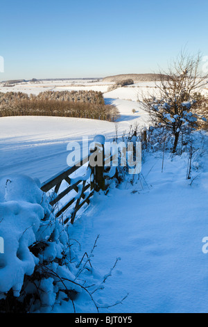 In inverno la neve sul Cotswolds - guardando verso il freddo Aston dal Broadwater fondo vicino a Farmington, Gloucestershire Foto Stock